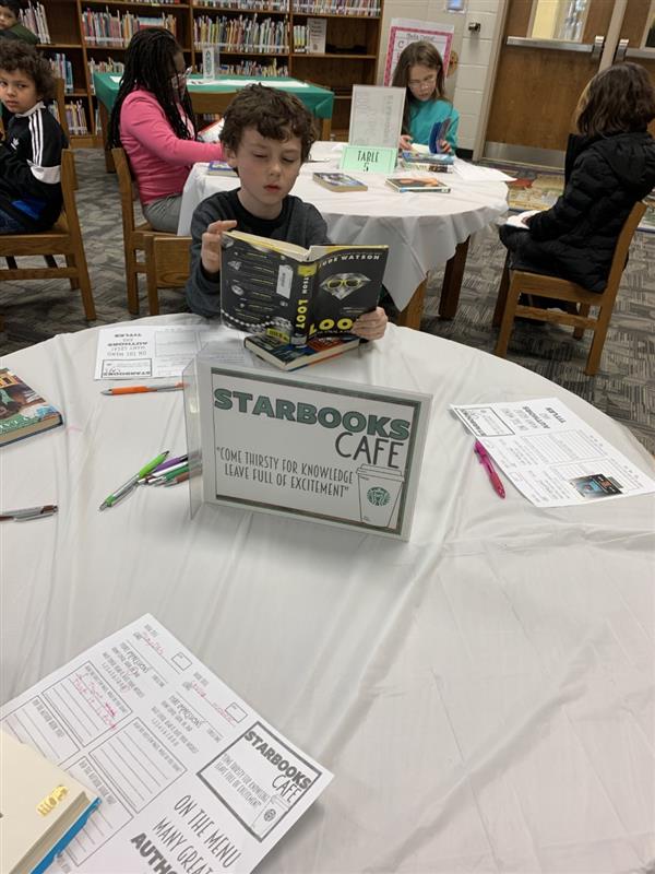 Starbooks Cafe'